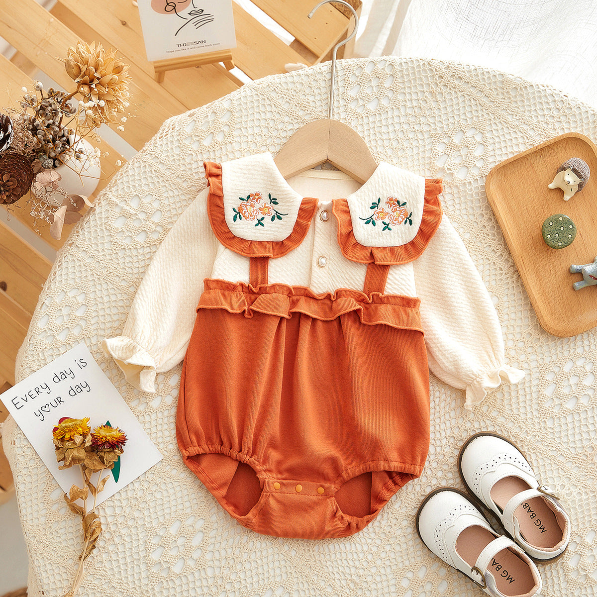 Body niemowlęce z haftowanym kołnierzykiem – Retro Elegancja