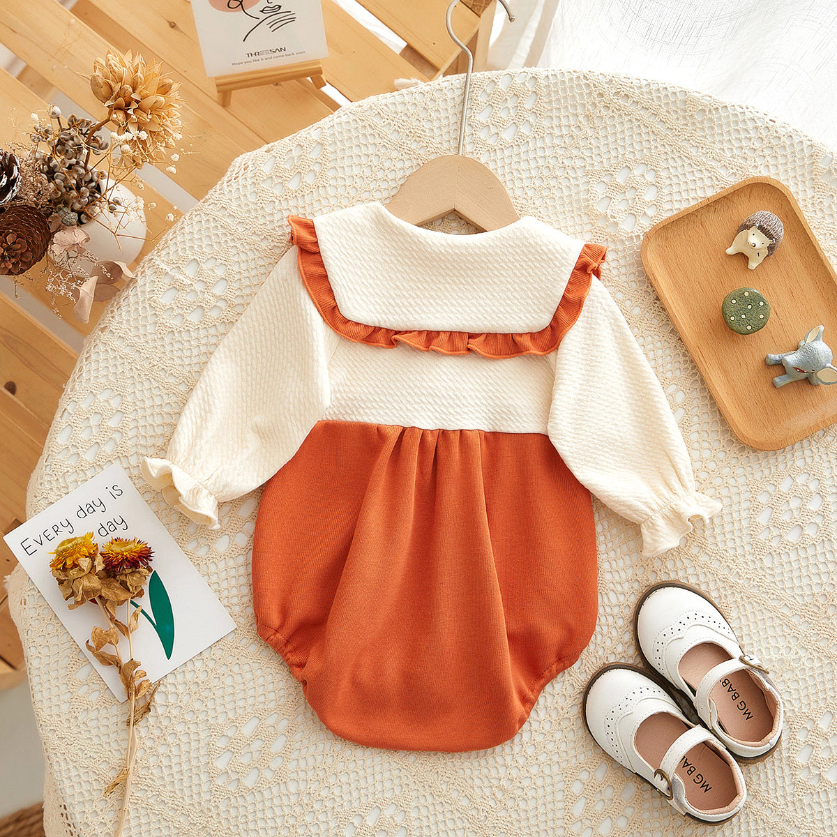 Body niemowlęce z haftowanym kołnierzykiem – Retro Elegancja